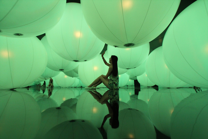 luminous colored spheres by team lab respond to human touch luminous colored spheres by teamlab respond to human touch - 2
