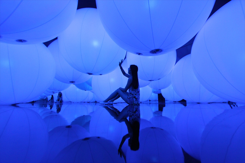 luminous colored spheres by team lab respond to human touch luminous colored spheres by teamlab respond to human touch - 1