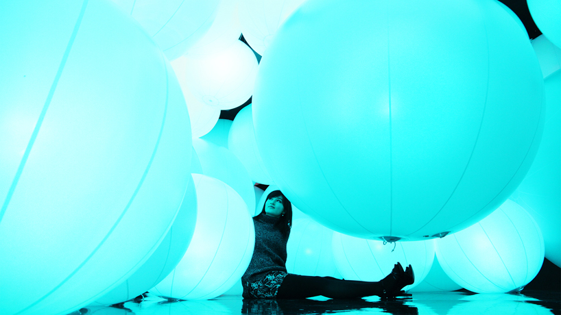luminous colored spheres by team lab respond to human touch luminous colored spheres by teamlab respond to human touch - 4