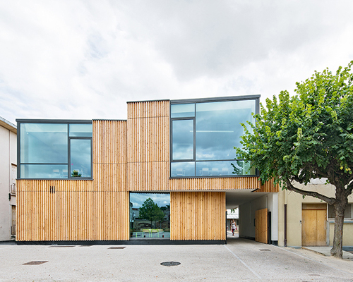 nomade fits reception + leisure center into paris schoolyard