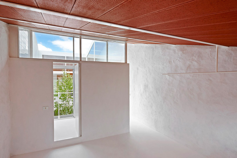 cevisama-arquitectura-g-casa-luz-tile-of-spain-awards-valencia-designboom-11