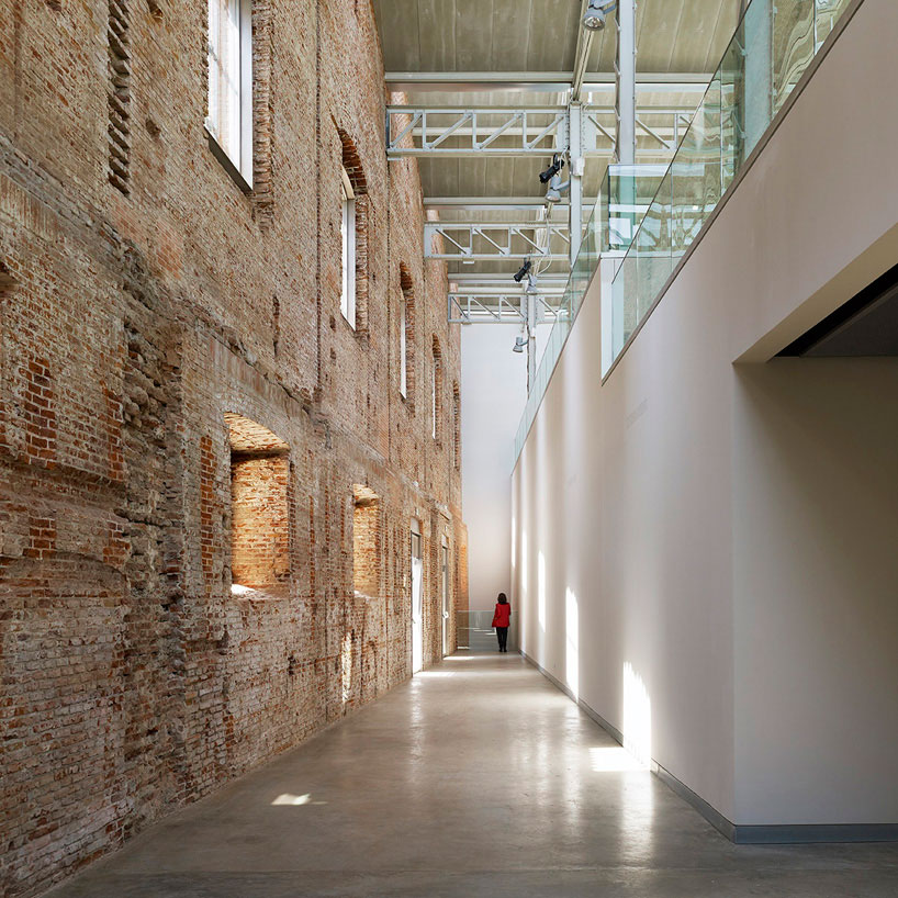 rafael-de-la-hoz-daoiz-y-velarde-cultural-center-designboom04