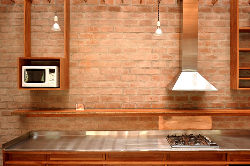 ghezzi-novak-tree-kitchen-bungalow-designboom08