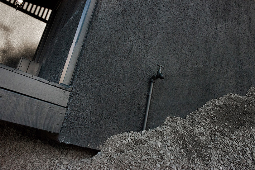 ian-strange-drops-a-house-from-the-sky-for-landed-designboom-08