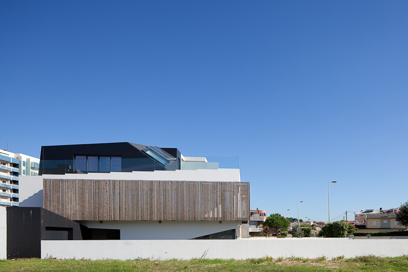 e|348 arquitectura screens house in miramar with operable facade
