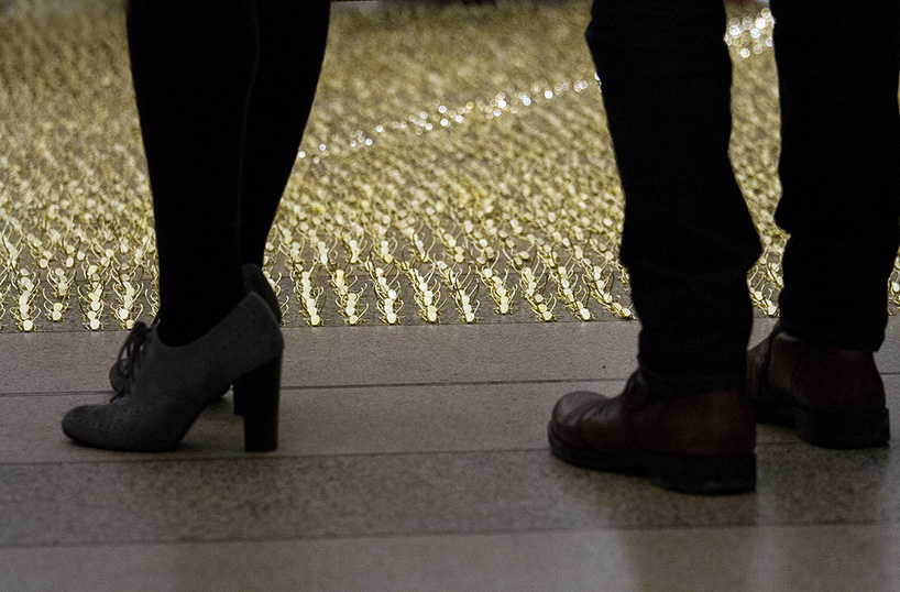 kissmiklos-smuggles-goldenroach-project-into-famous-museums-designboom-06