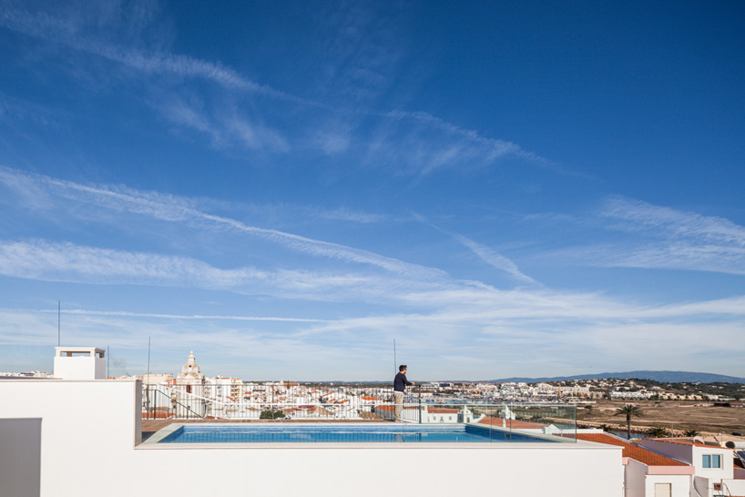 vitor vilhena arquitectura collective housing lagos designboom