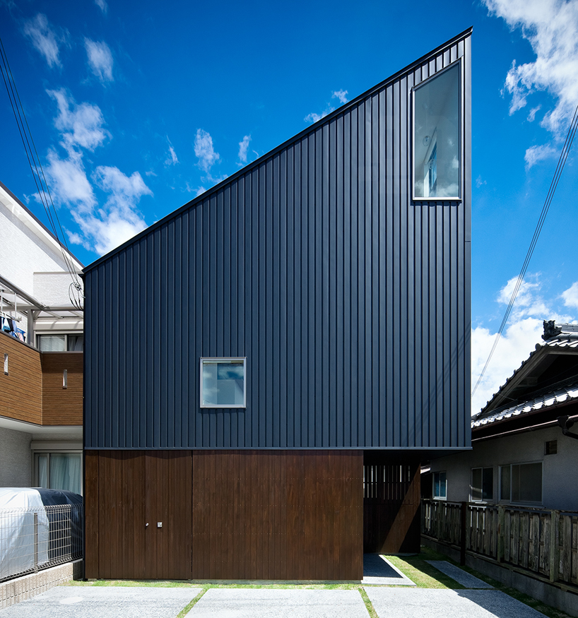 hammock house  by UZU architects looks out to osaka  japan 