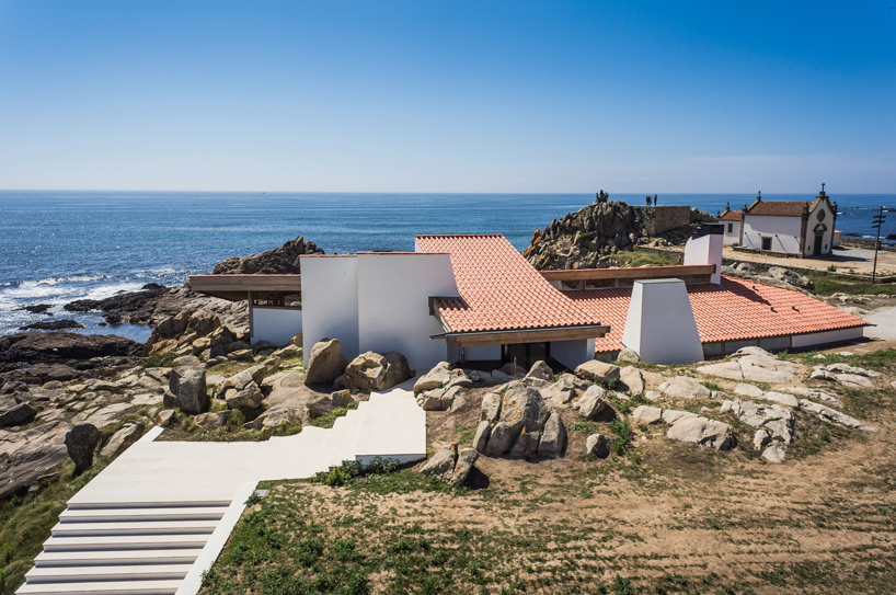 Alvaro Siza Restores Clifftop boa Nova Tea House In Portugal