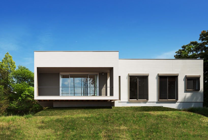 Y7 house by architect show overlooks omura bay in nagasaki Y7 house by architect show overlooks omura bay in nagasaki