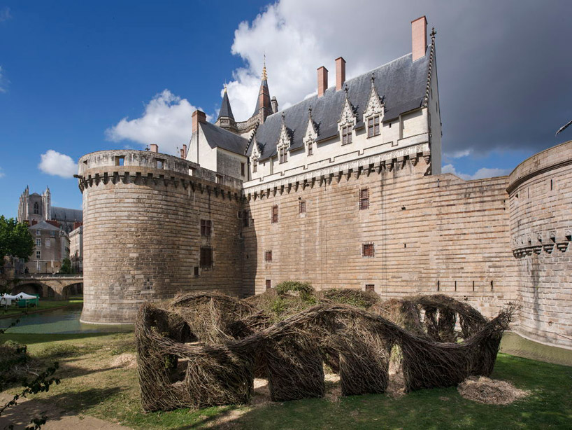 patrick dougherty weaves fit for a queen in nantes