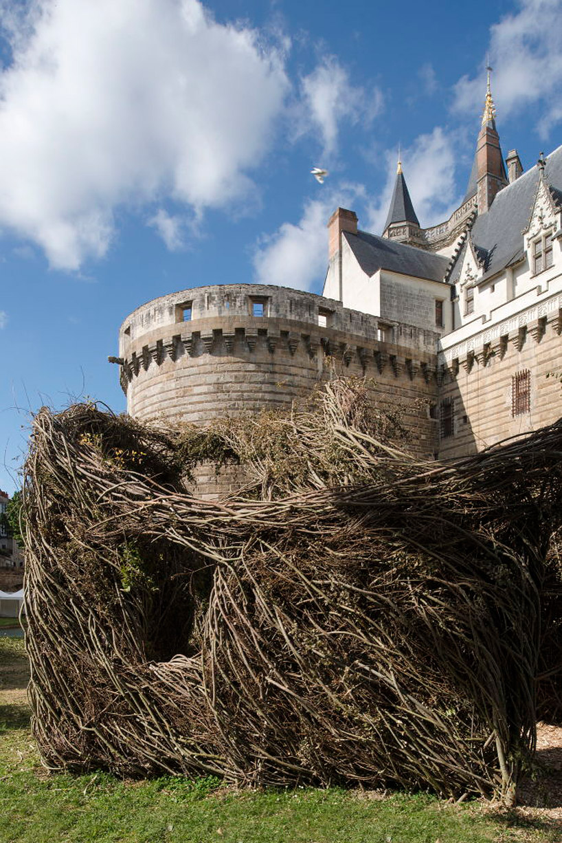 patrick dougherty weaves fit for a queen in nantes