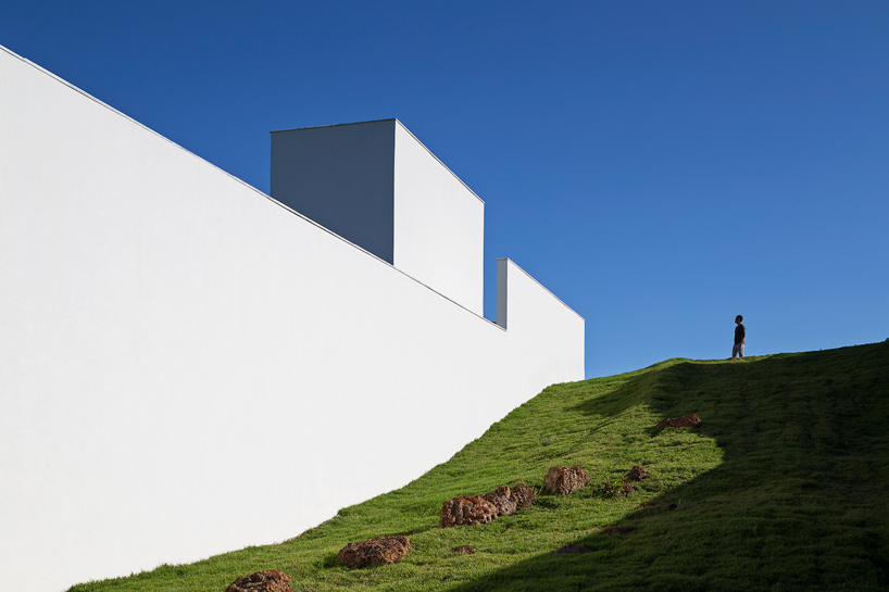 bloco arquitetos torreao house brasilia designboom