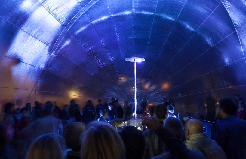 collectif-de-la-meute-raumlabor-la-bull-d-air-inflatable-structure-france-designboom-08