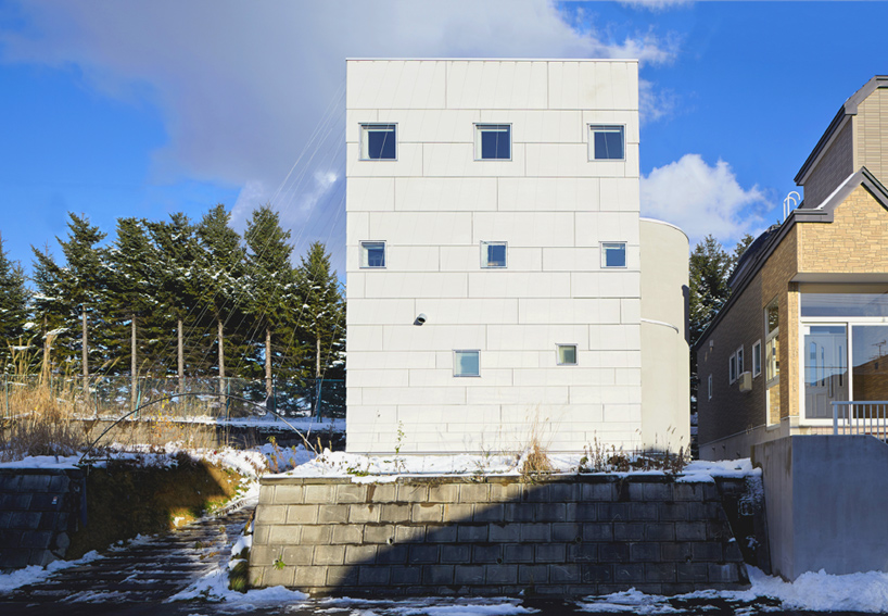jun igarashi articulates case house around dual staircases
