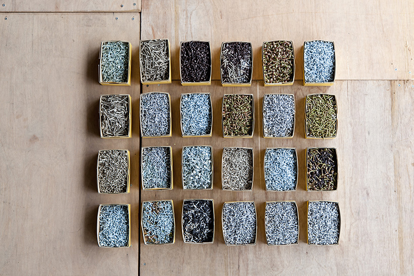 studio yumakano 36445 plus 1 smiley face screw