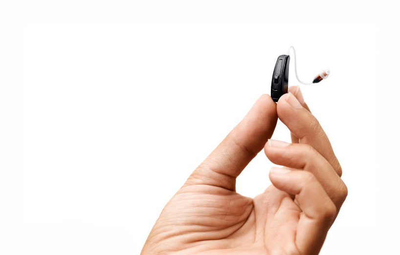 GN-resound-linx-hearing-aid-designboom02