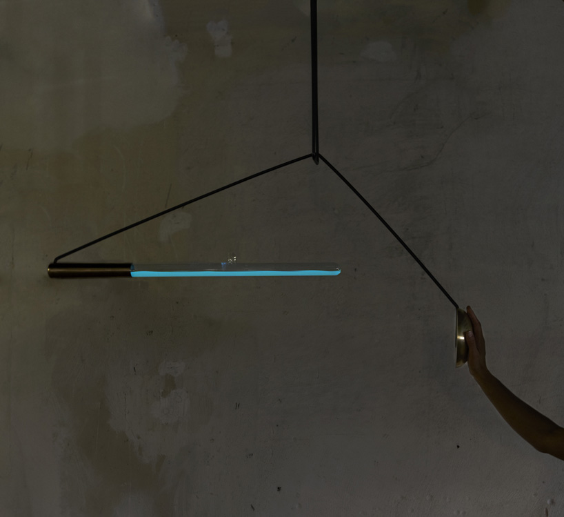 ambio-bacterial-lamp-by-teresa-van-dongen-creates-a-bioluminescent-light-installation-designboom01