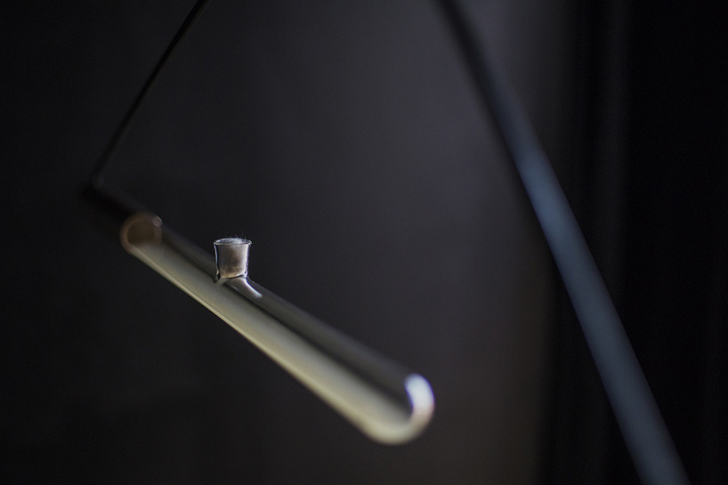 ambio-bacterial-lamp-by-teresa-van-dongen-creates-a-bioluminescent-light-installation-designboom01