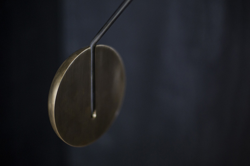 ambio-bacterial-lamp-by-teresa-van-dongen-creates-a-bioluminescent-light-installation-designboom01