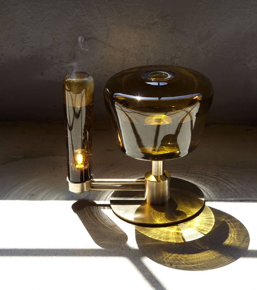 ambio-bacterial-lamp-by-teresa-van-dongen-creates-a-bioluminescent-light-installation-designboom05