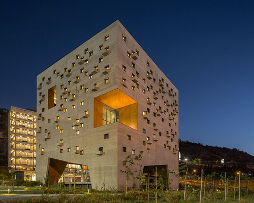 duque motta designs a masterplan for the school of economics at UDP
