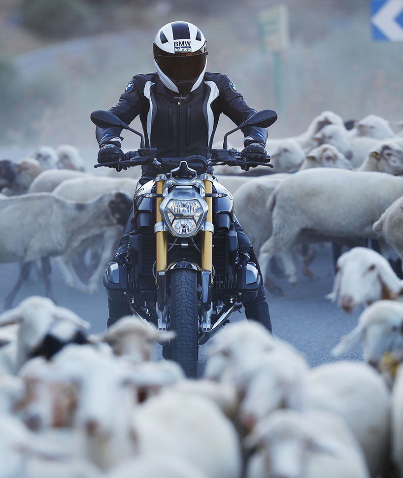 BMW motorrad R 1200 R at EICMA fires up with keyless ignition