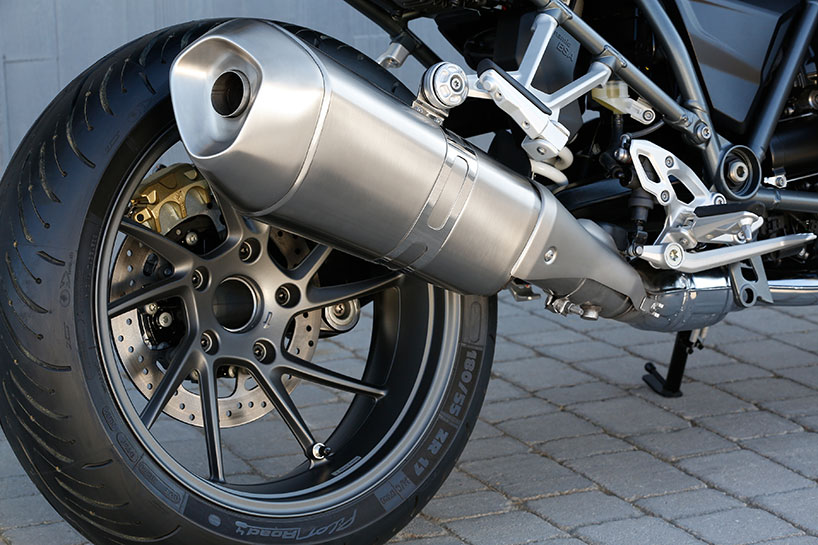 BMW motorrad R 1200 R at EICMA fires up with keyless ignition