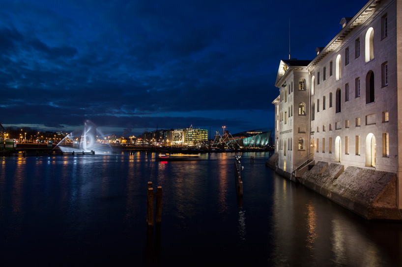VisualSKIN reveals 17th century ghost ship along amsterdam canal