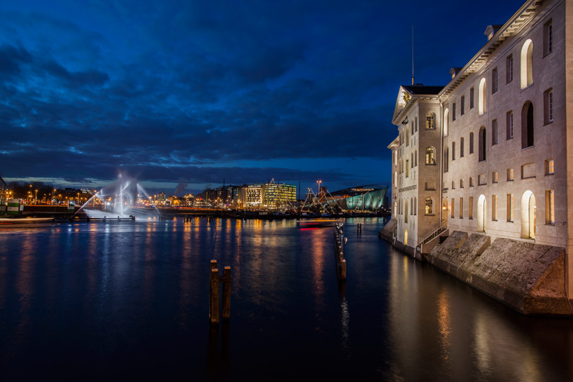 VisualSKIN reveals 17th century ghost ship along amsterdam canal