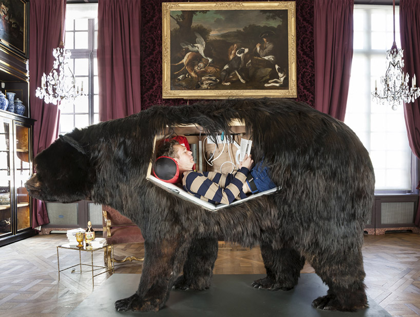 abraham-poincheval-lives-inside-a-bear-carcass-for-two-weeks-designboom-05