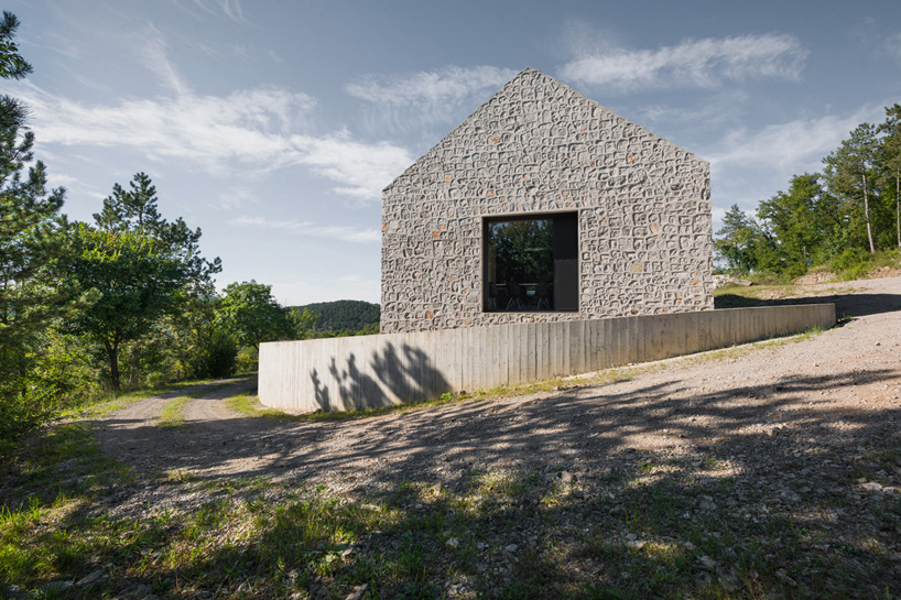 dekleva gregoric arhitekti compact karst house designboom