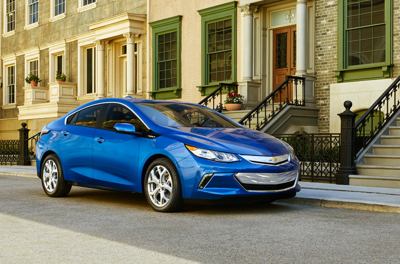 2016 chevrolet volt electric car averages 900 miles between fill-ups
