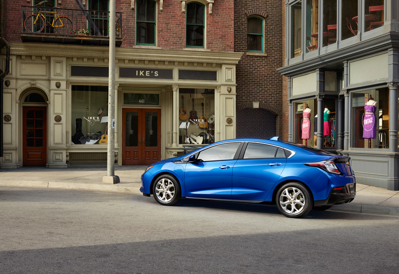 2016 chevrolet volt electric car averages 900 miles between fill-ups