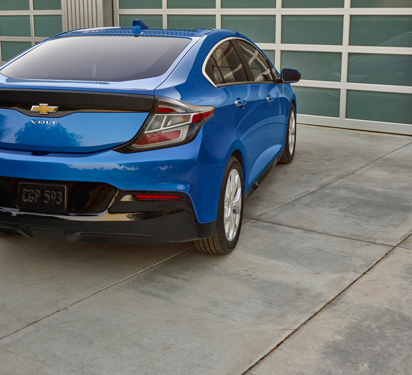 2016 chevrolet volt electric car averages 900 miles between fill-ups