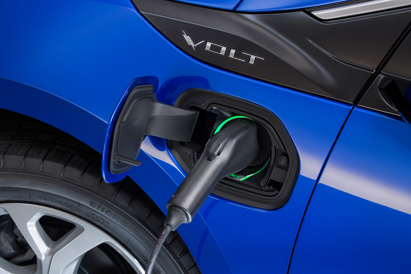 2016 chevrolet volt electric car averages 900 miles between fill-ups