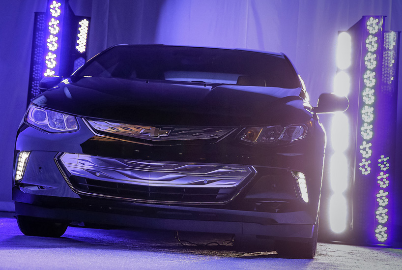 2016 chevrolet volt electric car averages 900 miles between fill-ups