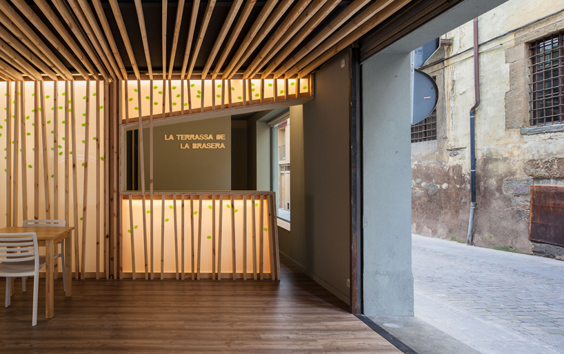 arnau estudi d’arquitectura clads spanish restaurant with timber slats