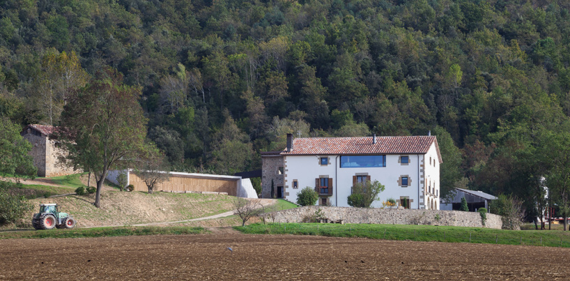 arnau verges tejero estudi d'arquitectura farm surroundings catalonia spain designboom