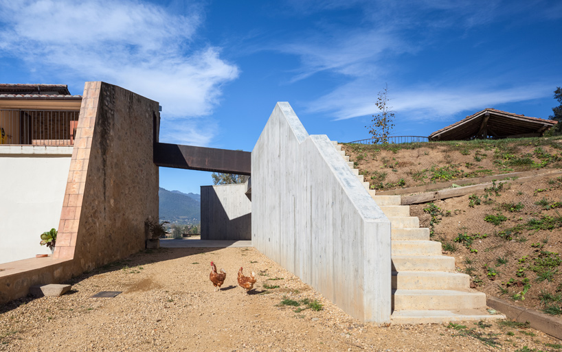 arnau verges tejero estudi d'arquitectura farm surroundings catalonia spain designboom