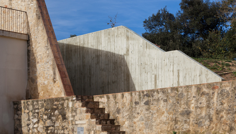 arnau verges tejero estudi d'arquitectura farm surroundings catalonia spain designboom