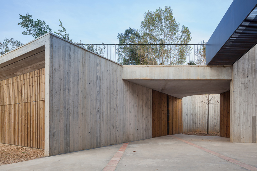 arnau verges tejero estudi d'arquitectura farm surroundings catalonia spain designboom