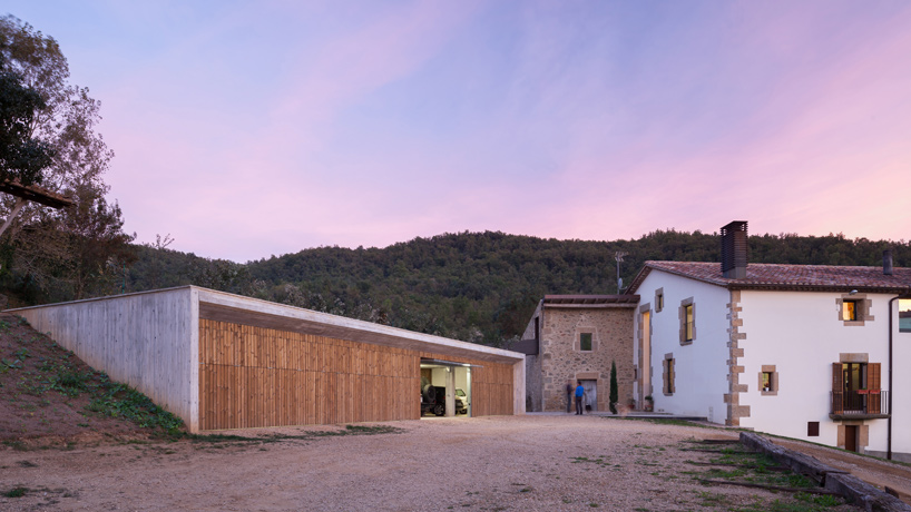 arnau verges tejero estudi d'arquitectura farm surroundings catalonia spain designboom