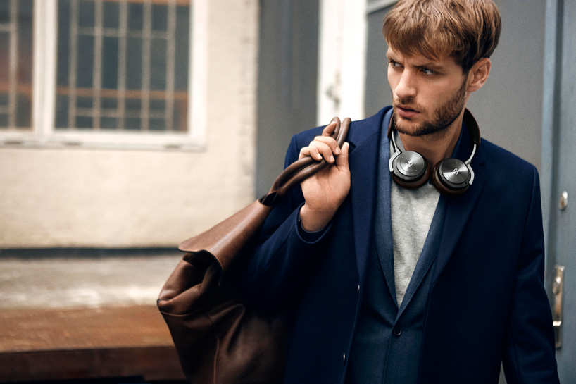 gesture controlling B&O PLAY H8 headphones provide wireless sound