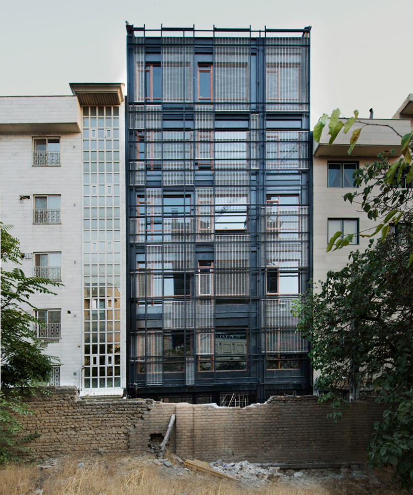 peyman meydani + behzad ayati weave narenjestan building's linear facade