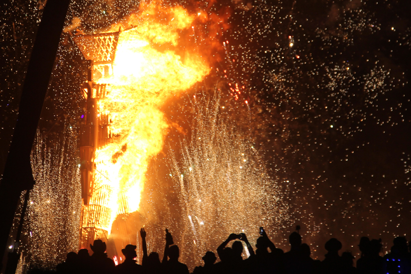 burning-man-2014-indaba-designboom14