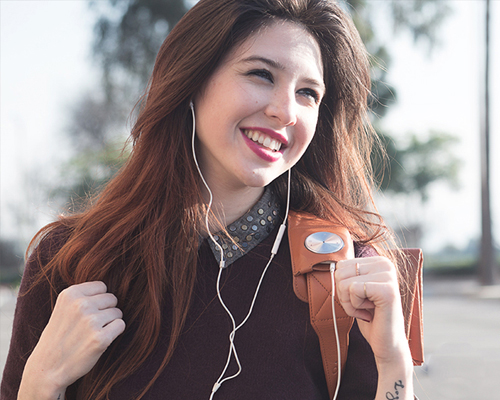 HiSmart bag merges wearable technology with minimalist fashion design