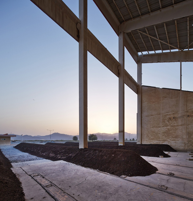 adrián villar rojas stacks mixed material columns at the sharjah biennial adrián villar rojas stacks mixed material columns at the sharjah biennial