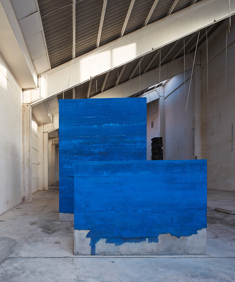 adrian-villar-rojas-sharjah-biennial-12-planetarium-designboom-designboom-04