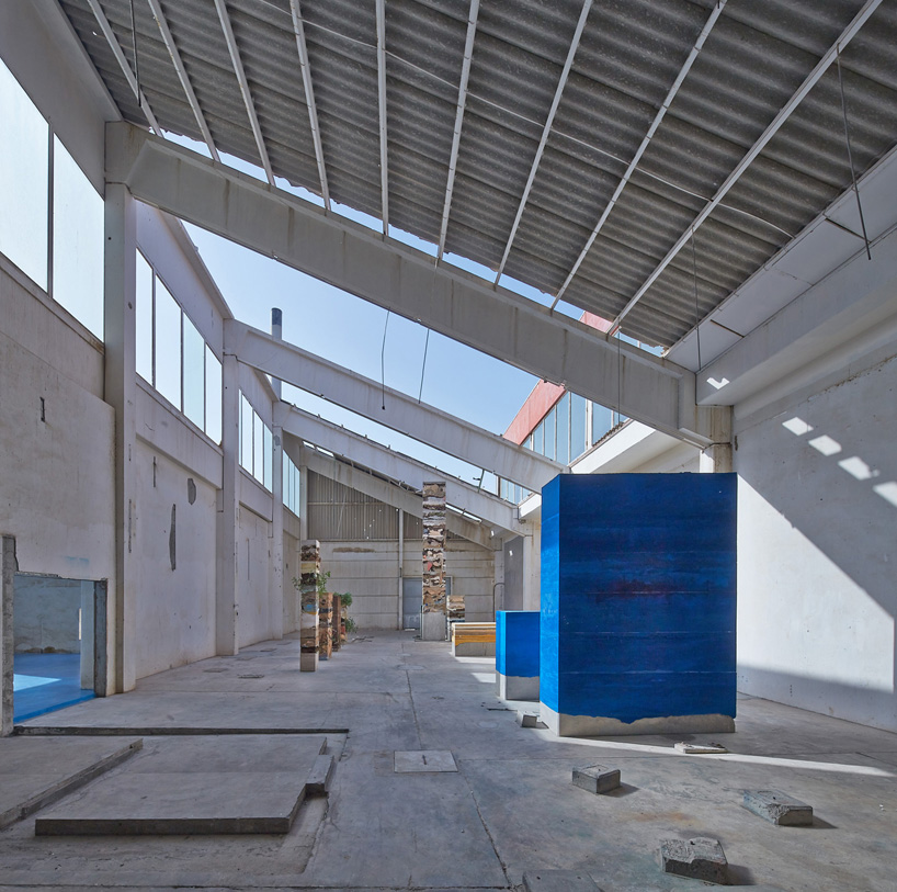 adrian-villar-rojas-sharjah-biennial-12-planetarium-designboom-designboom-06